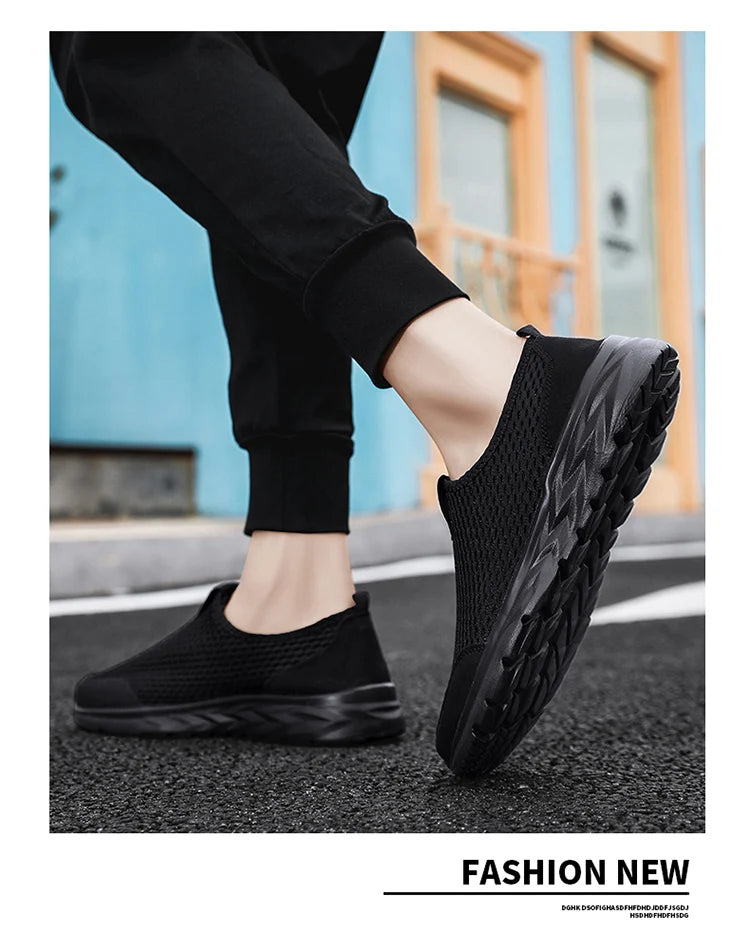 Men's Casual Sports Shoes Lightweight and Large-sized with A Round Toe Color-blocked Mesh Breathable Soft Sole Wearable Style