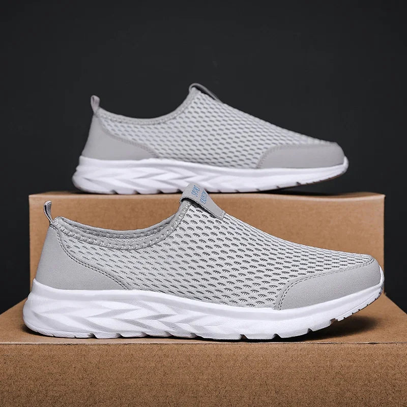 Men's Casual Sports Shoes Lightweight and Large-sized with A Round Toe Color-blocked Mesh Breathable Soft Sole Wearable Style
