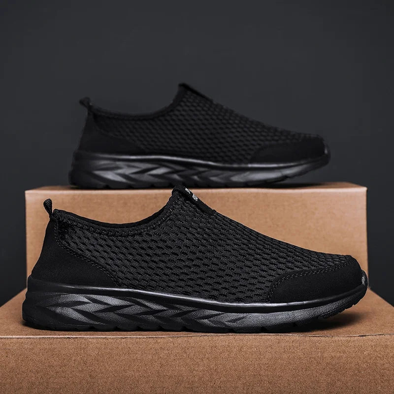 Men's Casual Sports Shoes Lightweight and Large-sized with A Round Toe Color-blocked Mesh Breathable Soft Sole Wearable Style