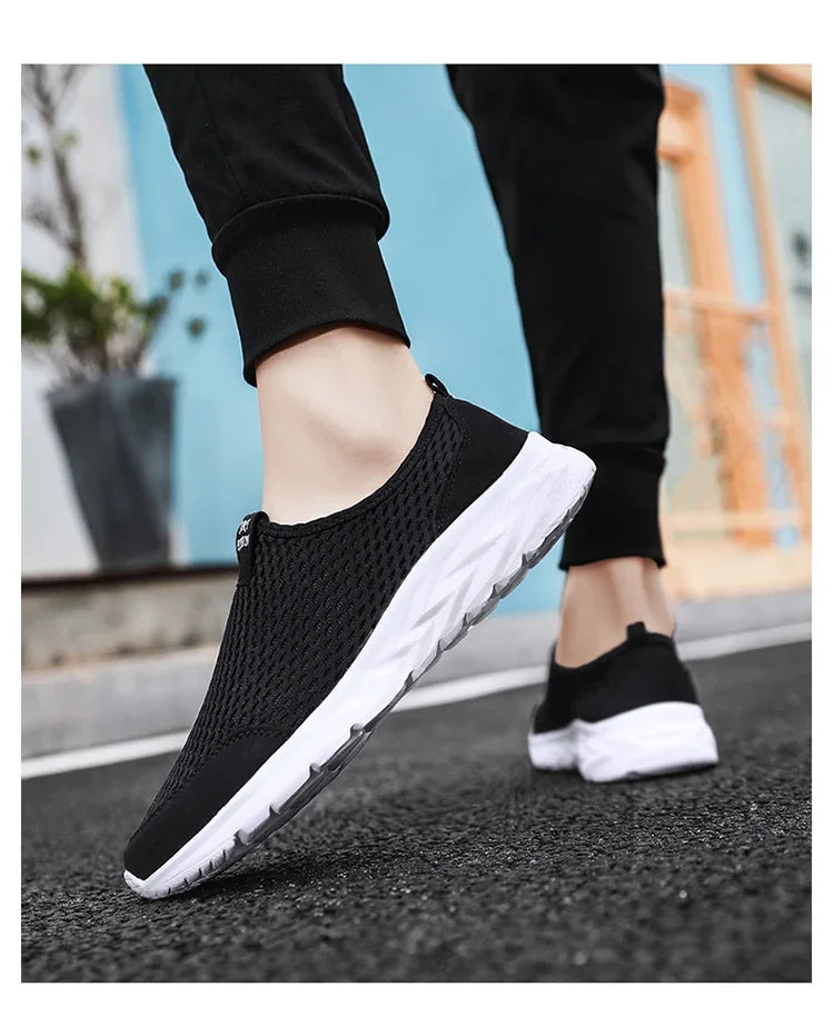 Men's Casual Sports Shoes Lightweight and Large-sized with A Round Toe Color-blocked Mesh Breathable Soft Sole Wearable Style