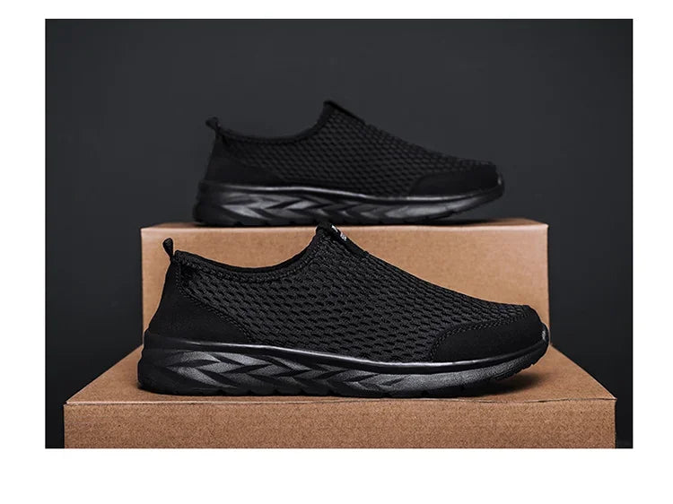 Men's Casual Sports Shoes Lightweight and Large-sized with A Round Toe Color-blocked Mesh Breathable Soft Sole Wearable Style