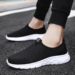 Men's Casual Sports Shoes Lightweight and Large-sized with A Round Toe Color-blocked Mesh Breathable Soft Sole Wearable Style