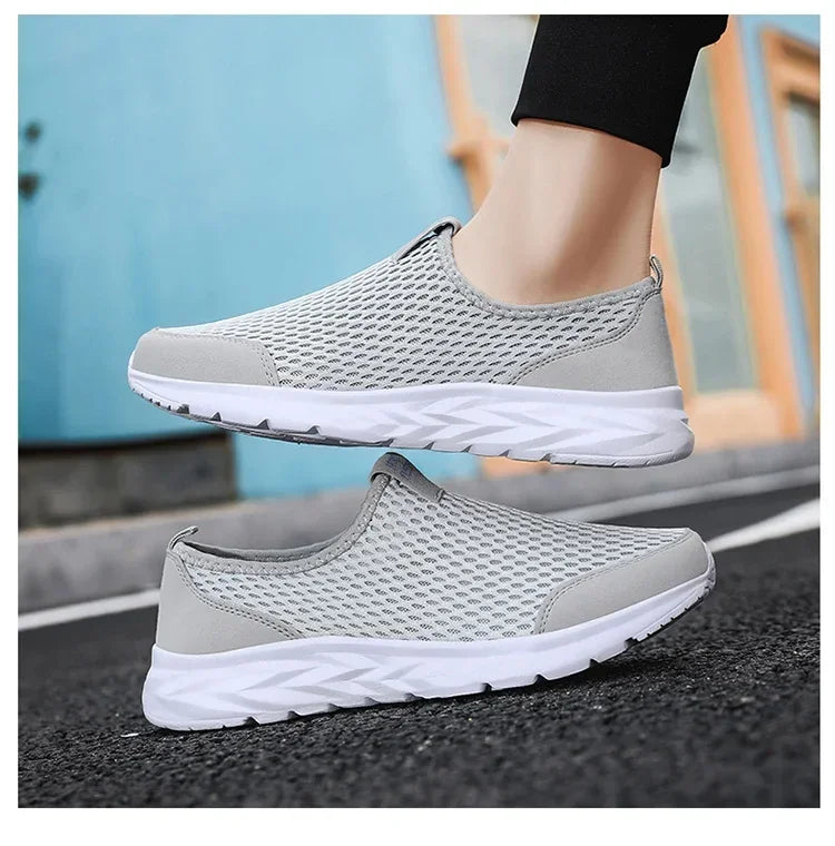 Men's Casual Sports Shoes Lightweight and Large-sized with A Round Toe Color-blocked Mesh Breathable Soft Sole Wearable Style