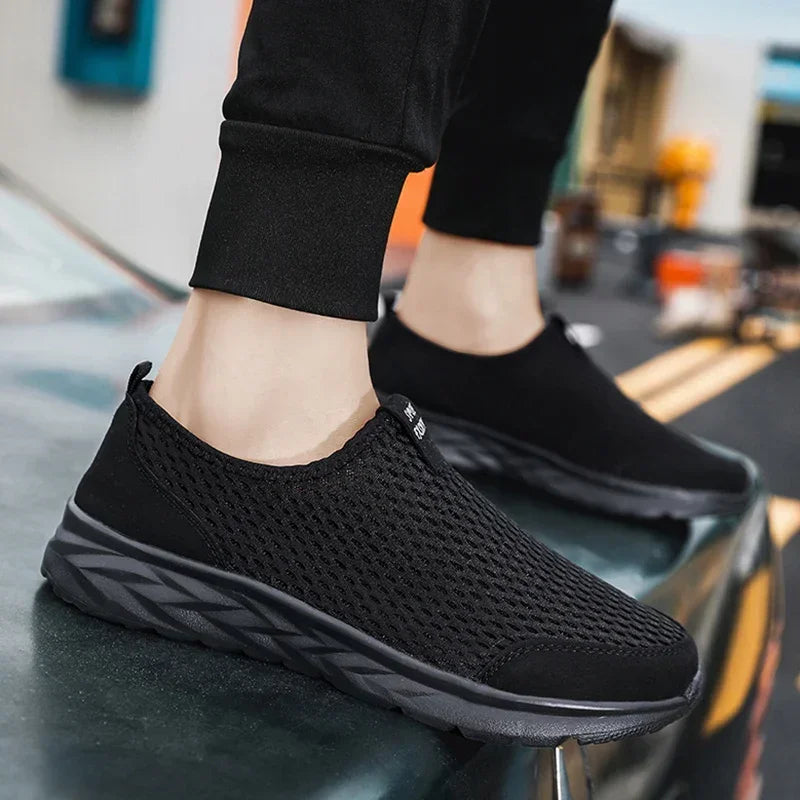 Men's Casual Sports Shoes Lightweight and Large-sized with A Round Toe Color-blocked Mesh Breathable Soft Sole Wearable Style