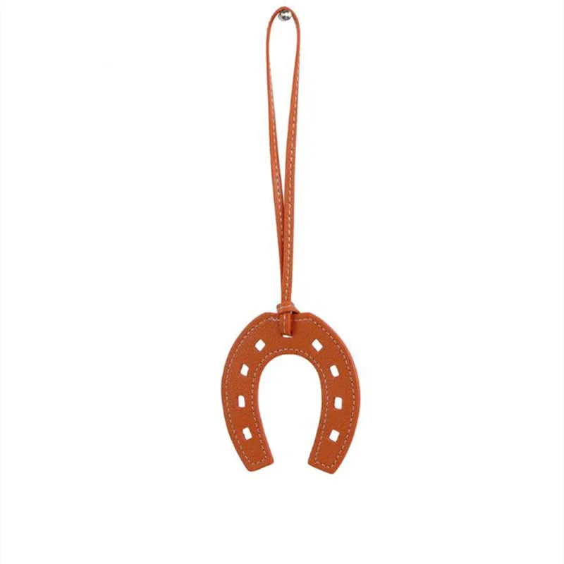 Modischer Schlüsselanhänger in Hufeisenform aus PU-Kunstleder für Damen – ideal als Taschenanhänger, Accessoire oder Geschenk.