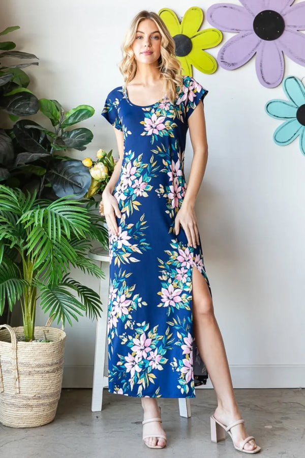 Heimish – Geblümtes, kurzärmliges Kleid mit Schlitz in voller Größe