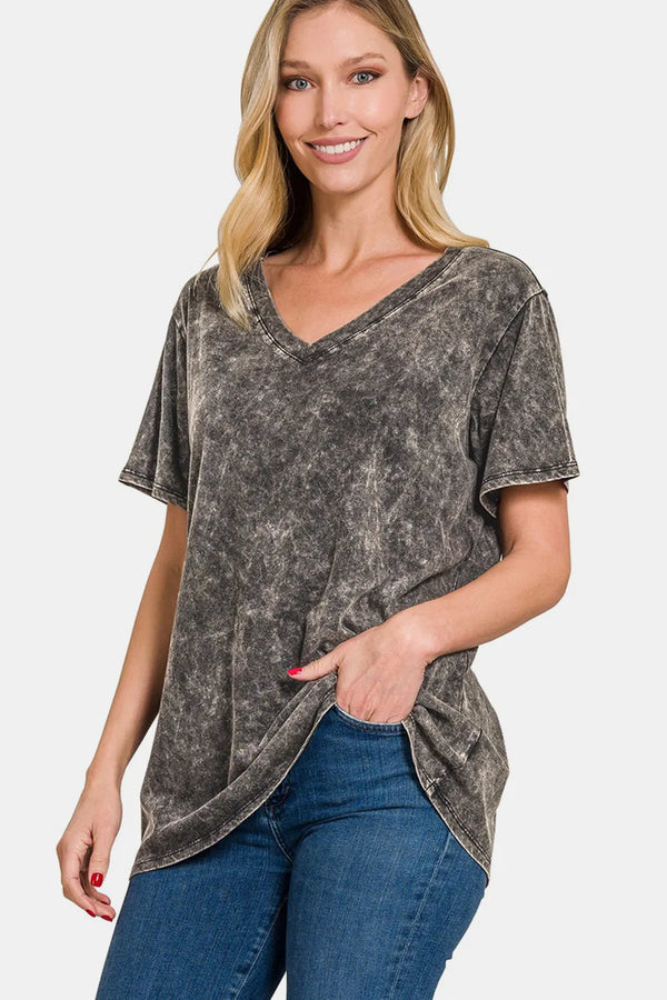 Zenana – Gewaschenes T-Shirt mit V-Ausschnitt in voller Größe, kurzärmlig