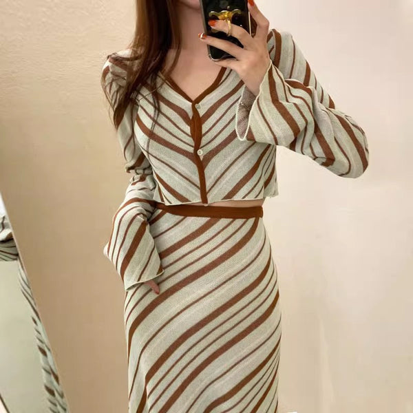 Zwei kurze Strickhosen mit hoher Taille, Rockanzug für Damen