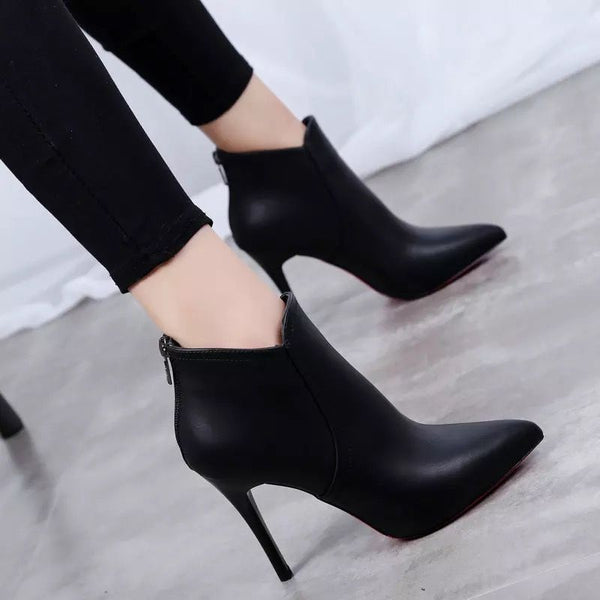 Kurze Damenschuhe mit spitzem Absatz