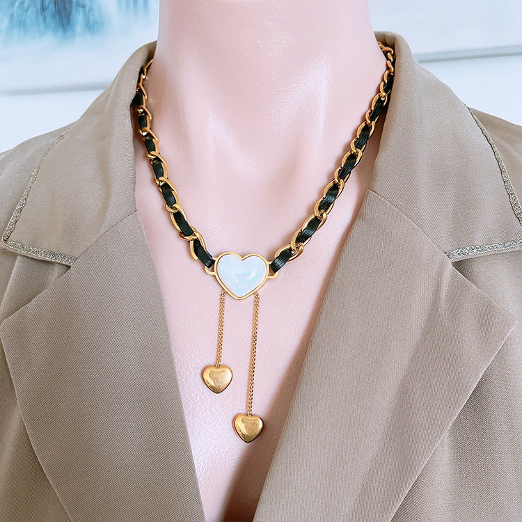 Herbst-Winter-Trend: Pulloverkette, schwarz-rot, Muschelkette