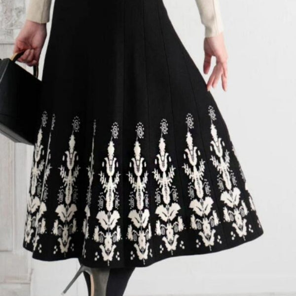 Langes, schmales Jacquard-Strickkleid in A-Linie